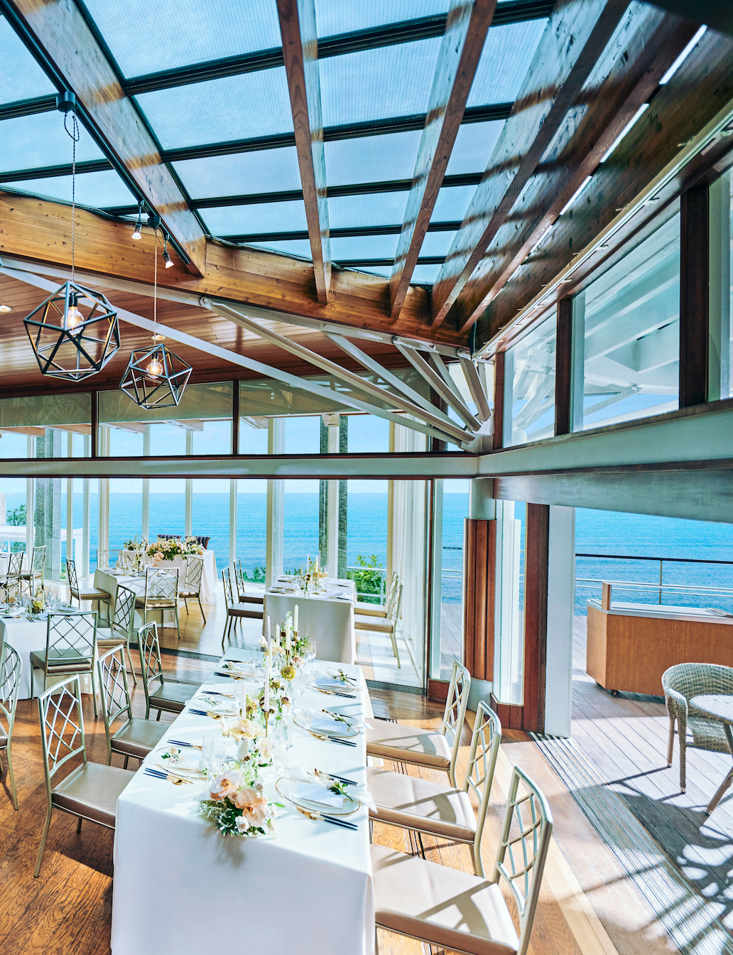 一面のガラス窓に広がるのはオーシャンフロントの眺望