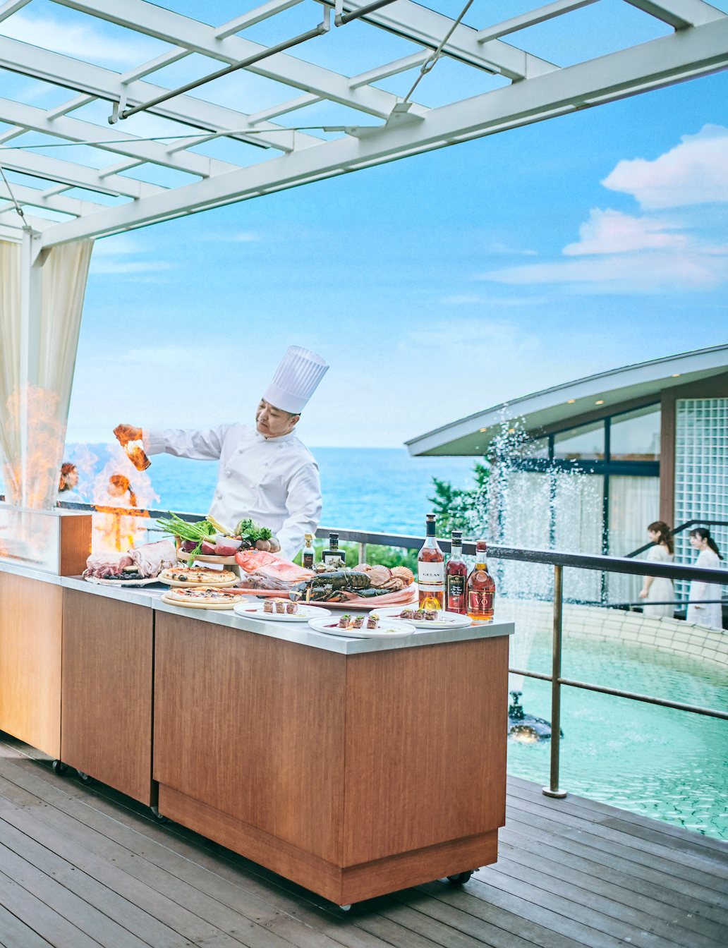 シェフがゲストの目の前で料理をサーブする贅沢な時間