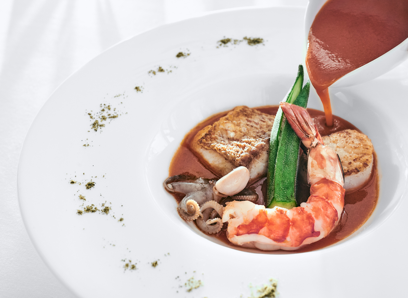 窓からの眺望と海の幸を堪能