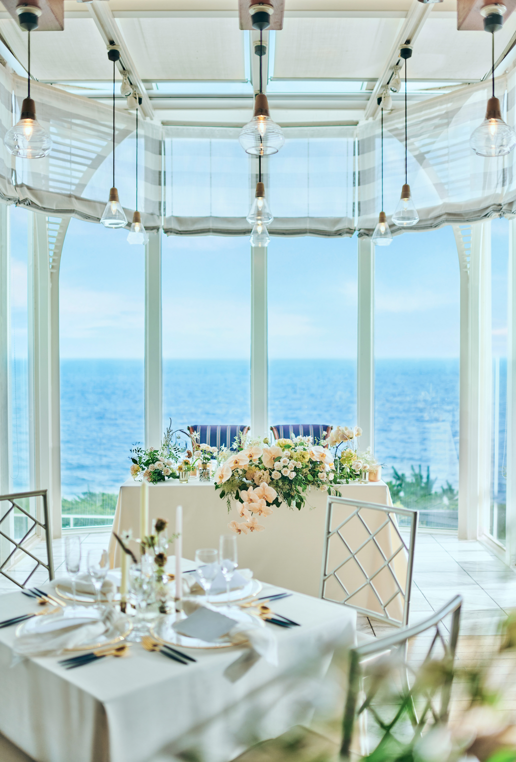 海のきらめきを背にするおふたりの高砂席