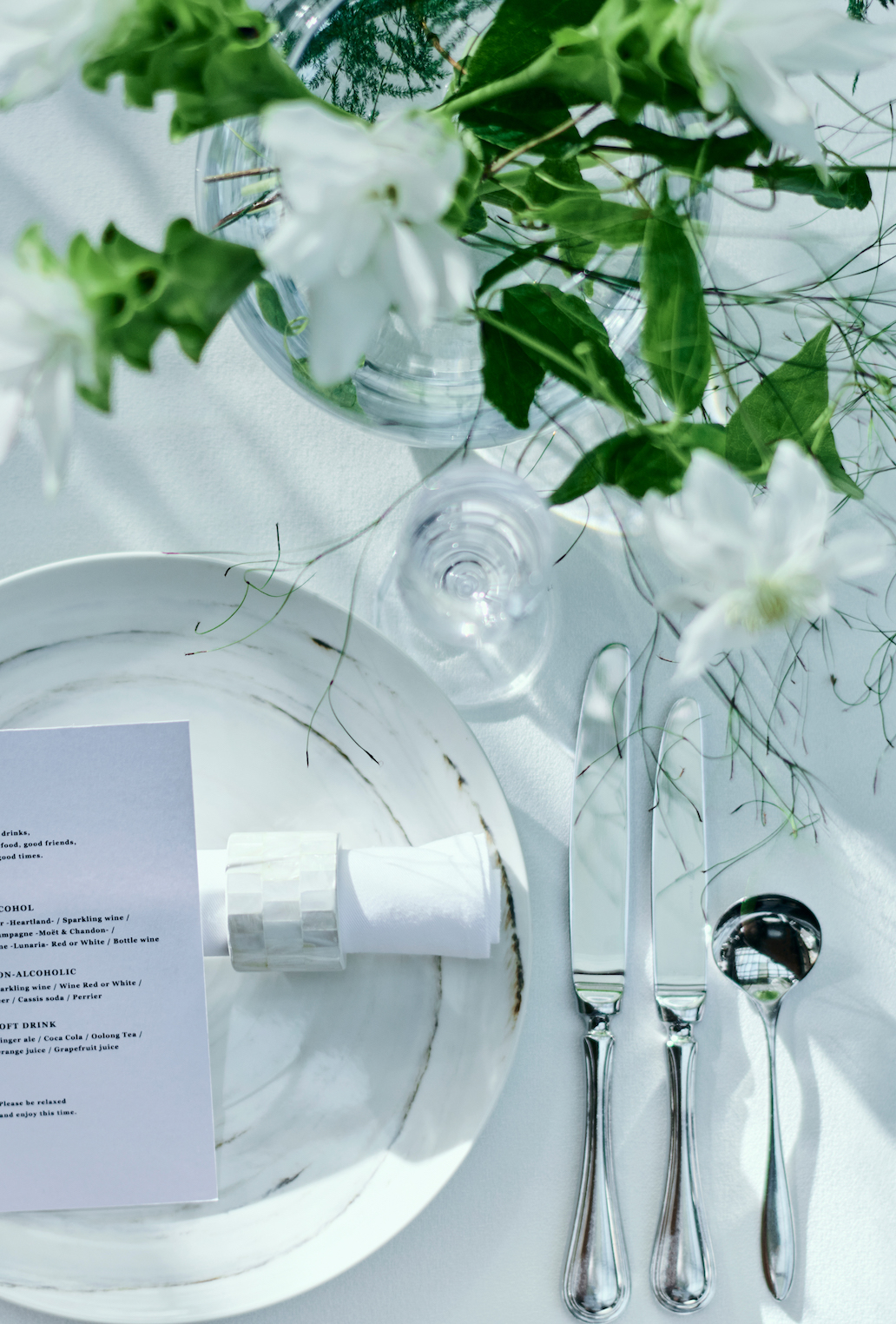 陽光をいかしながら、おふたりの想いを花で表現