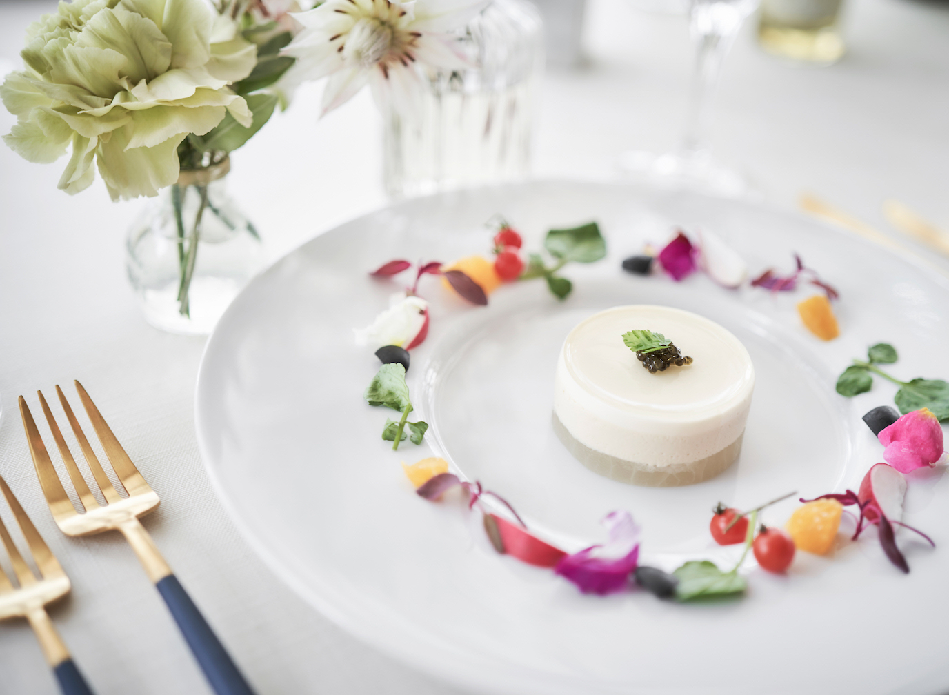 レストランでも好評の華やかなお料理がテーブルを飾る