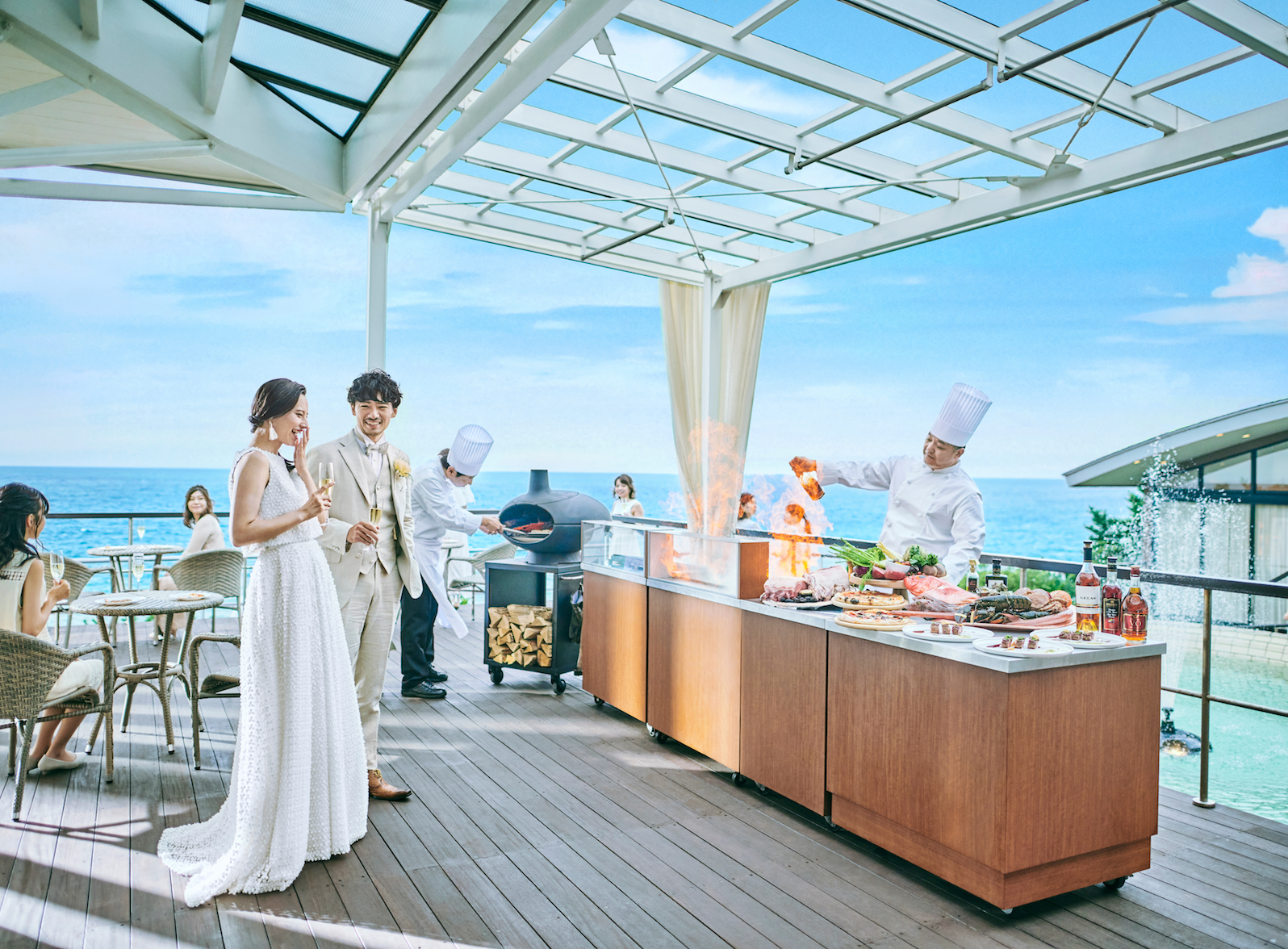 オープンエアな空間で出来たての料理を楽しむ贅沢な時間