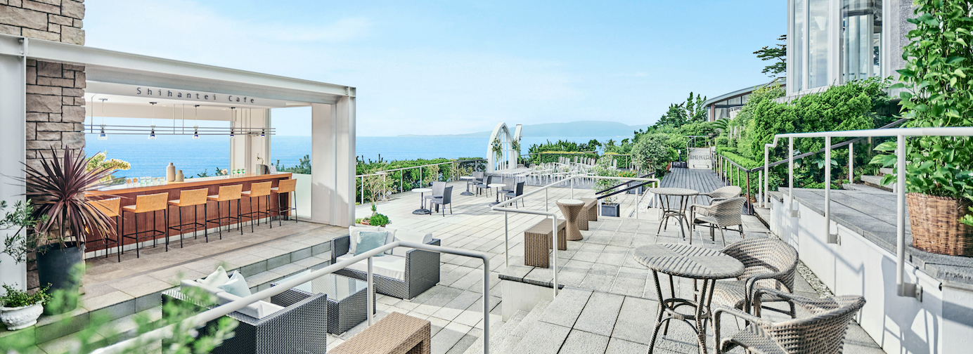 邸宅の外に広がるのは開放的なガーデンテラス