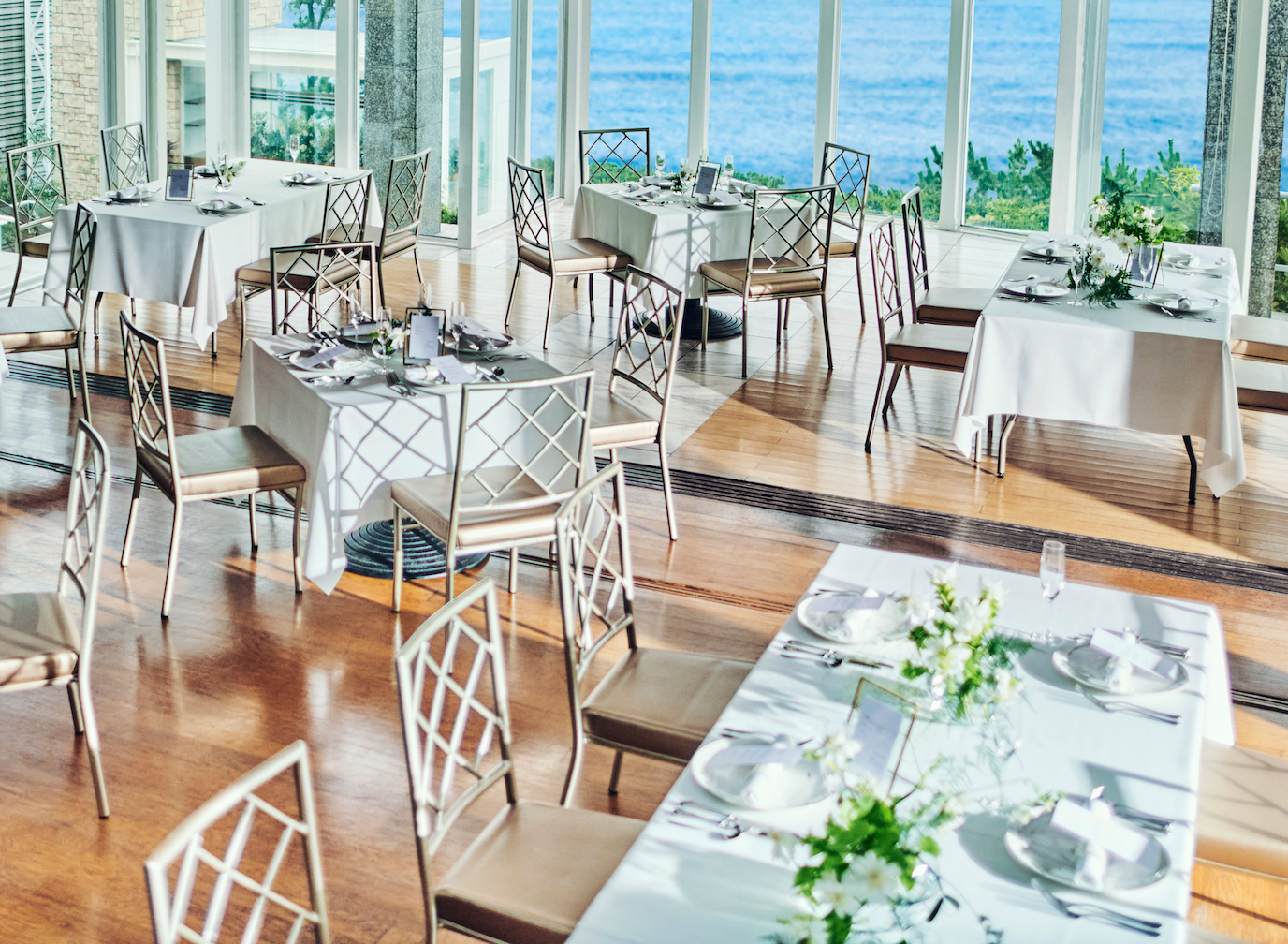 ナチュラルなインテリアがたっぷりの自然光にきらめく