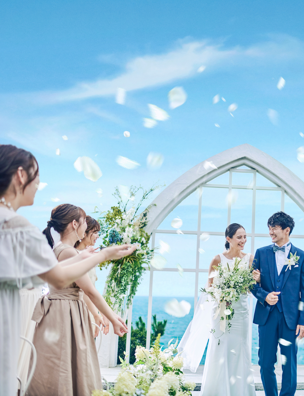 どこまでも続く水平線とコバルトブルーのグラデーション