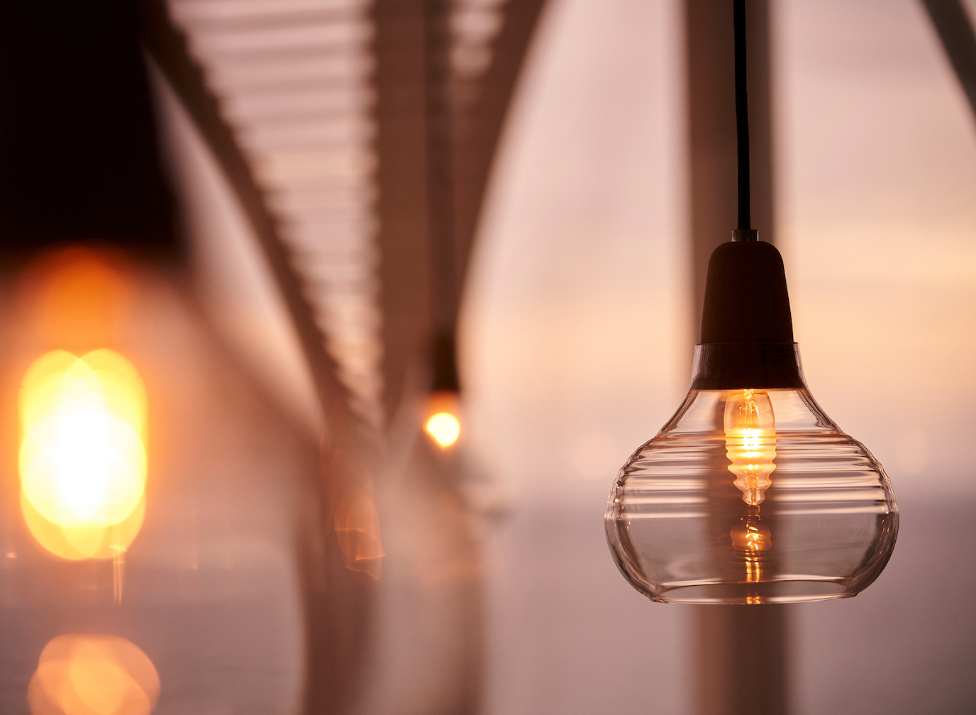 暮れゆく夕日とともに明かりが灯る幻想的な空間