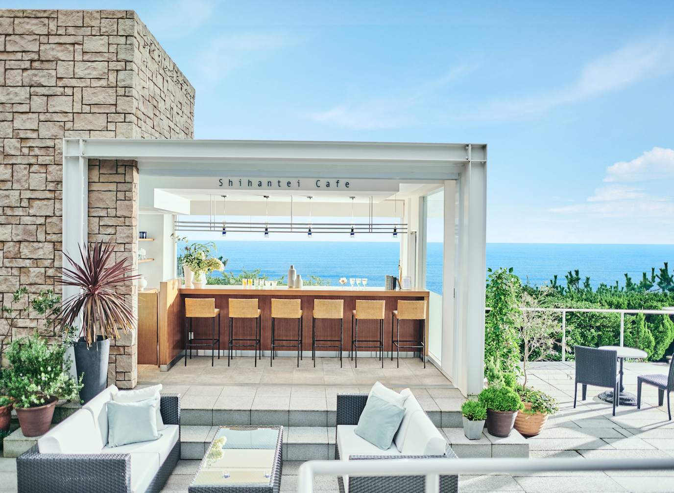 チャペルと同じフロアにしつらえられたバーカウンター