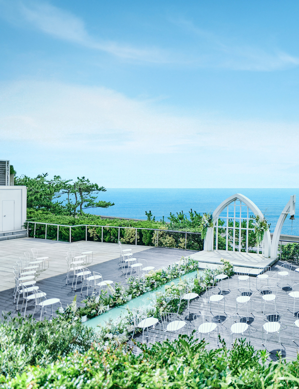 祭壇を囲むように配された爽やかなホワイトのゲストチェア