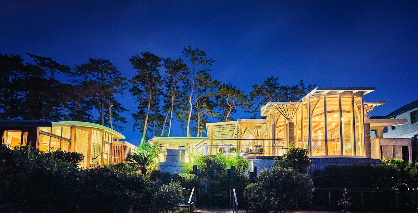 ライトアップされるウェディングホールは　別荘の名にふさわしい優雅で趣深い空間に