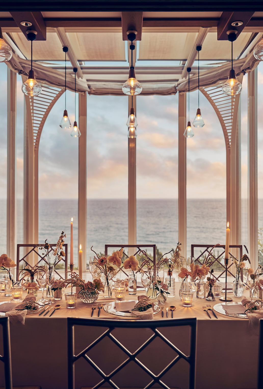 サンセットタイムに映える上品なコーディネートも魅力