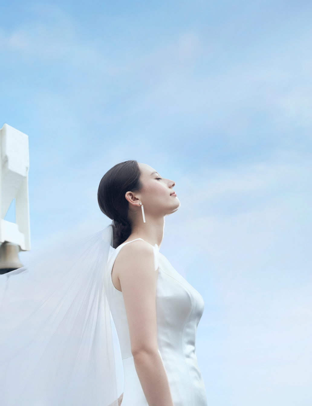 ベールを誘う海風が自然なスタイリングを演出