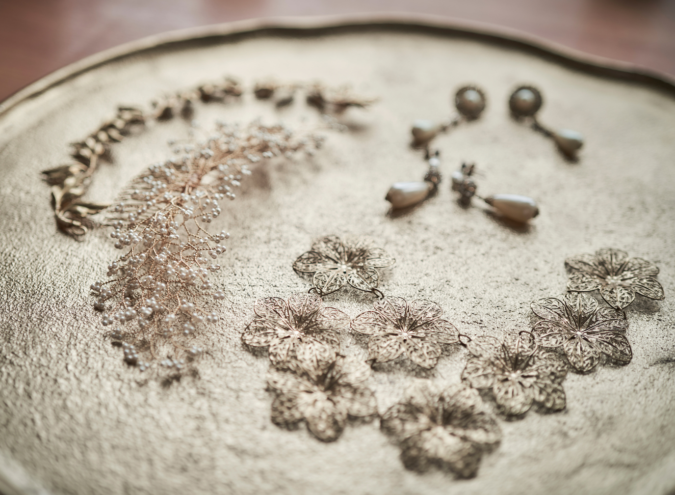 洗練された小物やアクセサリー選びを楽しんで