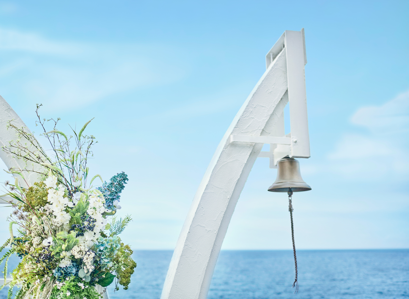 ふたりを祝福する音色が遠く海へ鳴り響く