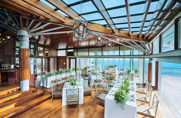 ヨットの帆をイメージして作られた温かみのある空間