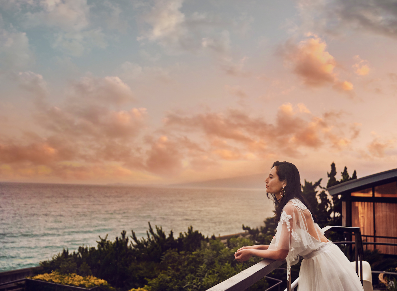 結婚式でのひと時を思い返すロマンチックな夕暮れ