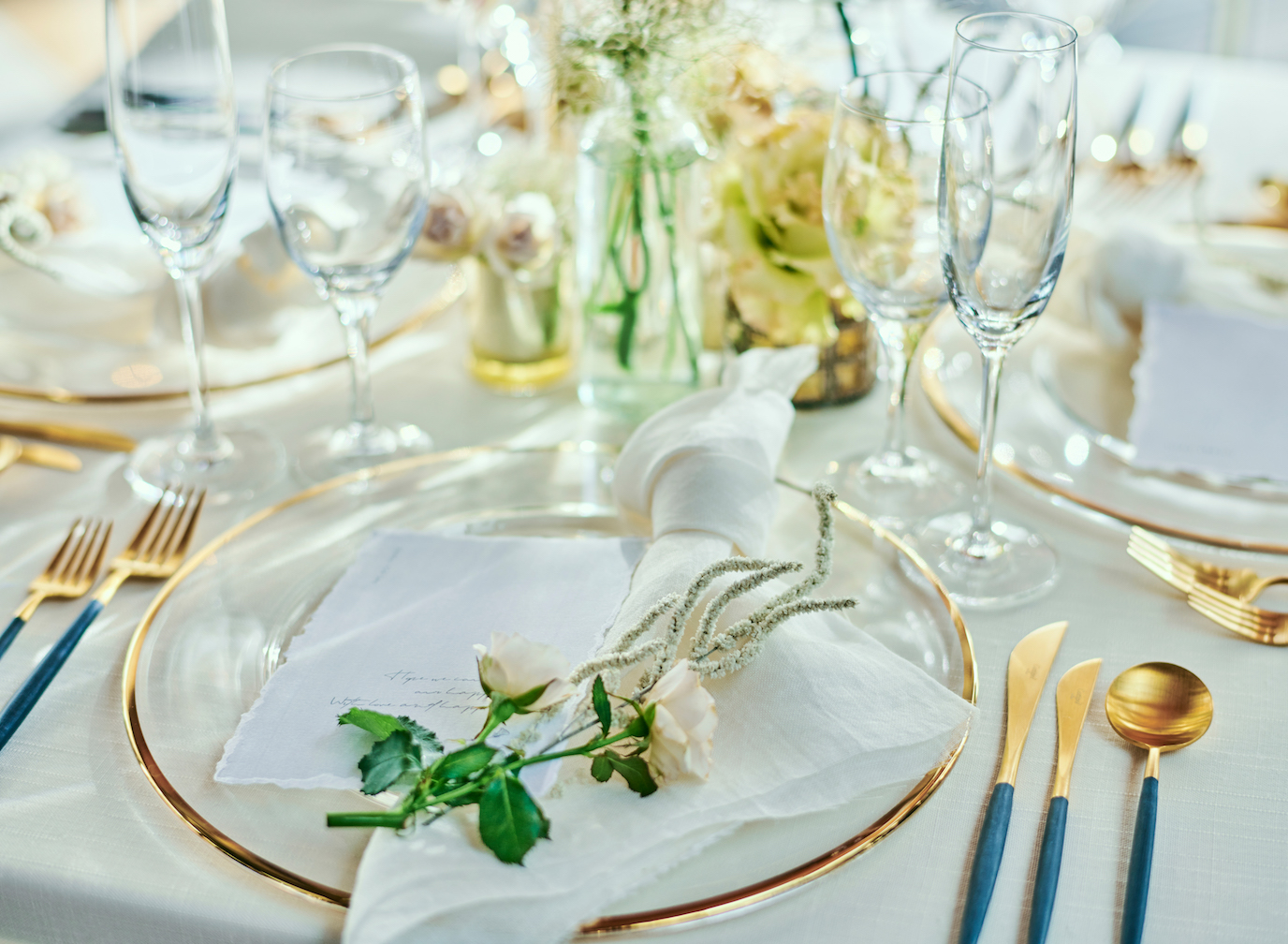 テーブルクロスから小物まで、各分野のプロフェッショナルがおふたりをサポート