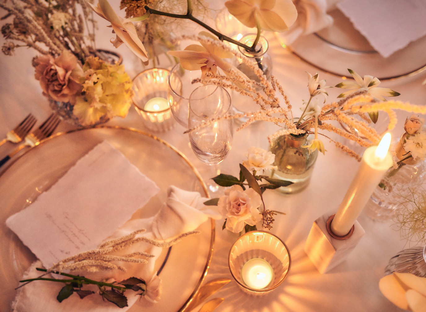 揺らめくキャンドルの灯が、大人のパーティシーンを演出