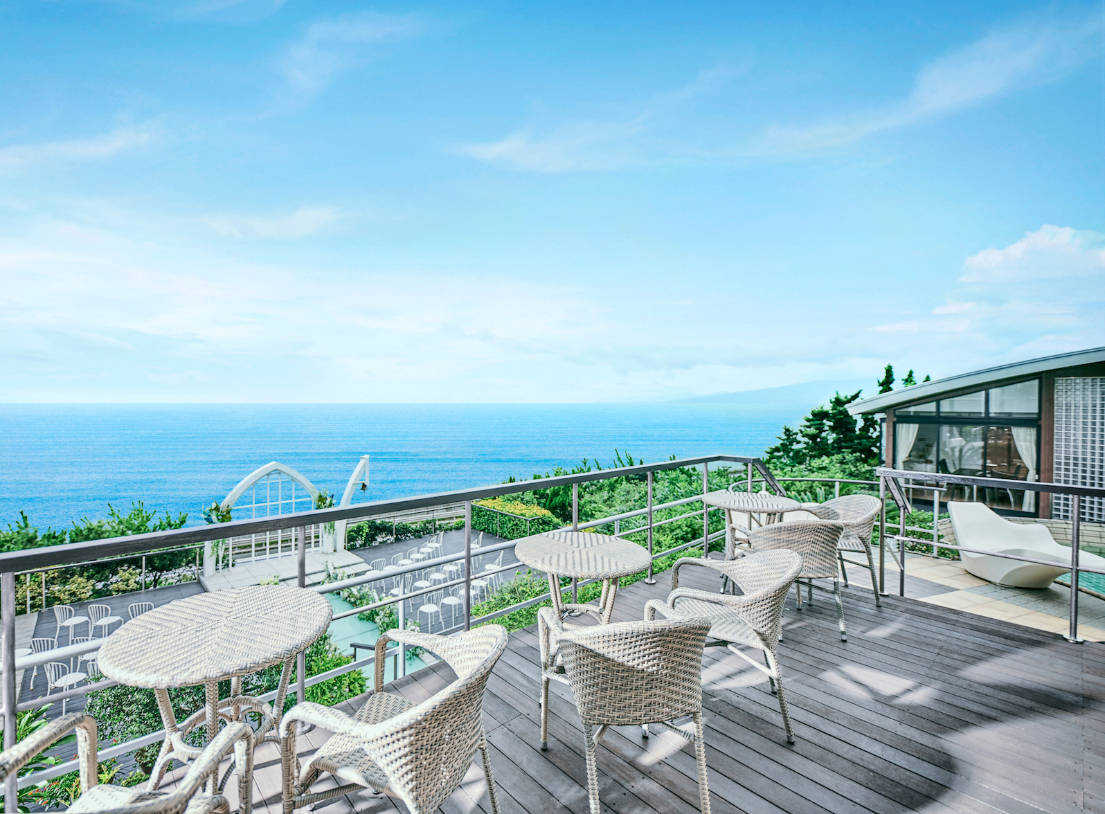 風が心地よいオーシャンデッキでのお食事も