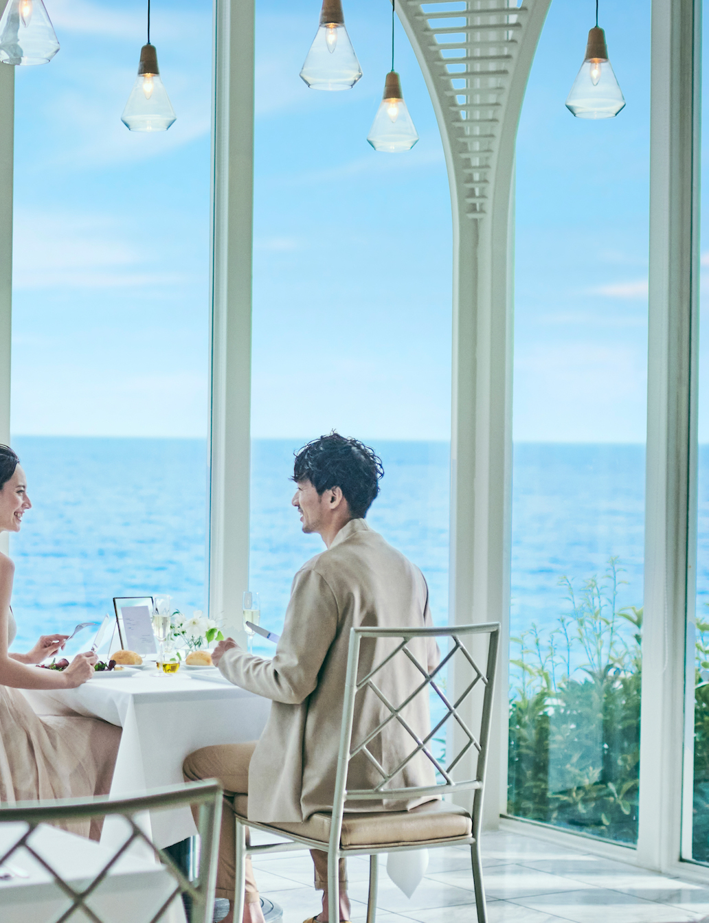 美味しい料理に舌鼓を打つ贅沢なひと時