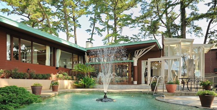 設計はアメリカ人女性建築士の「アデル・ナウデ・サントス氏」が手掛けた日本では希少な建築様式