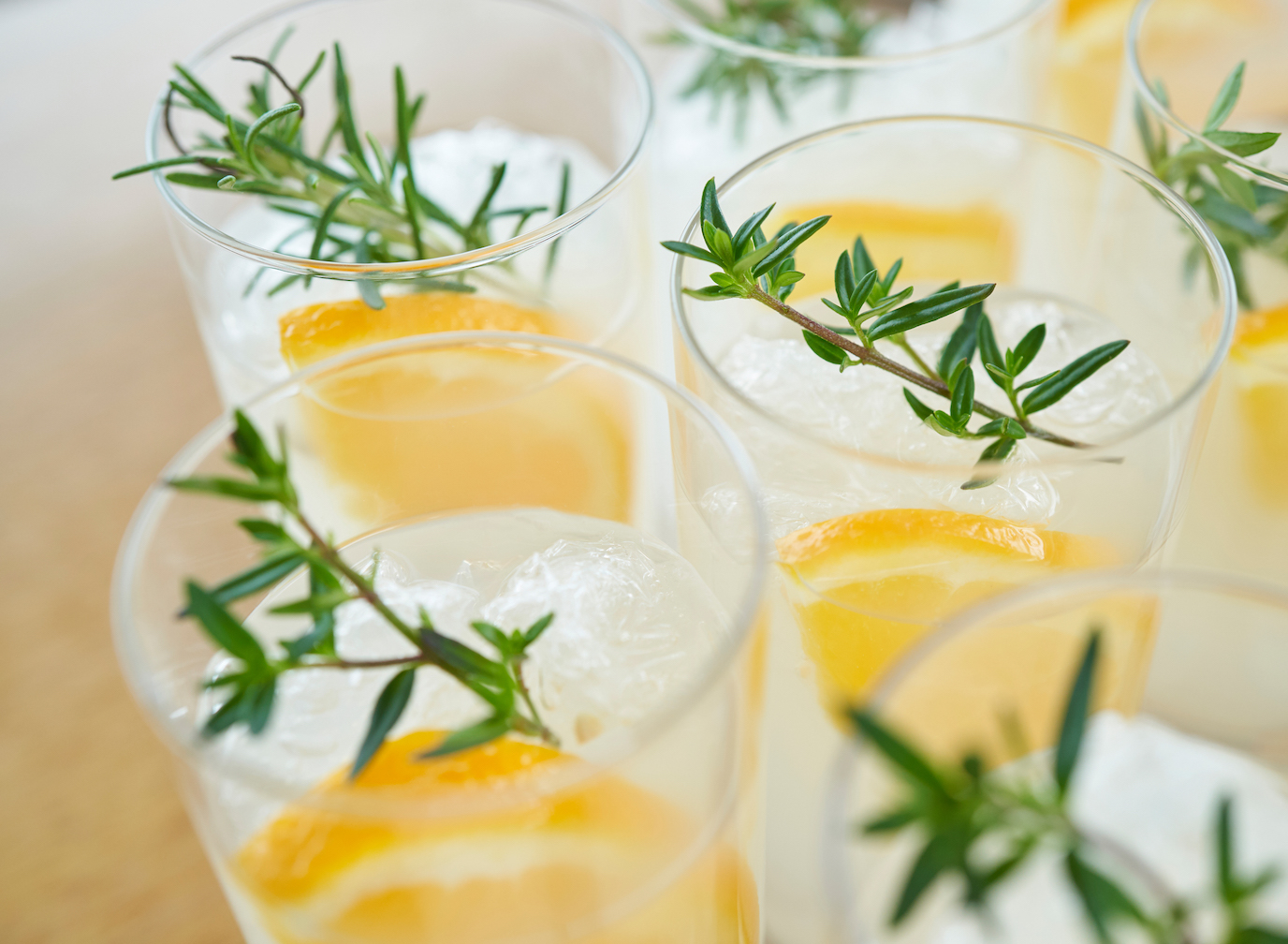 爽やかなウェルカムドリンクがカウンターを飾る