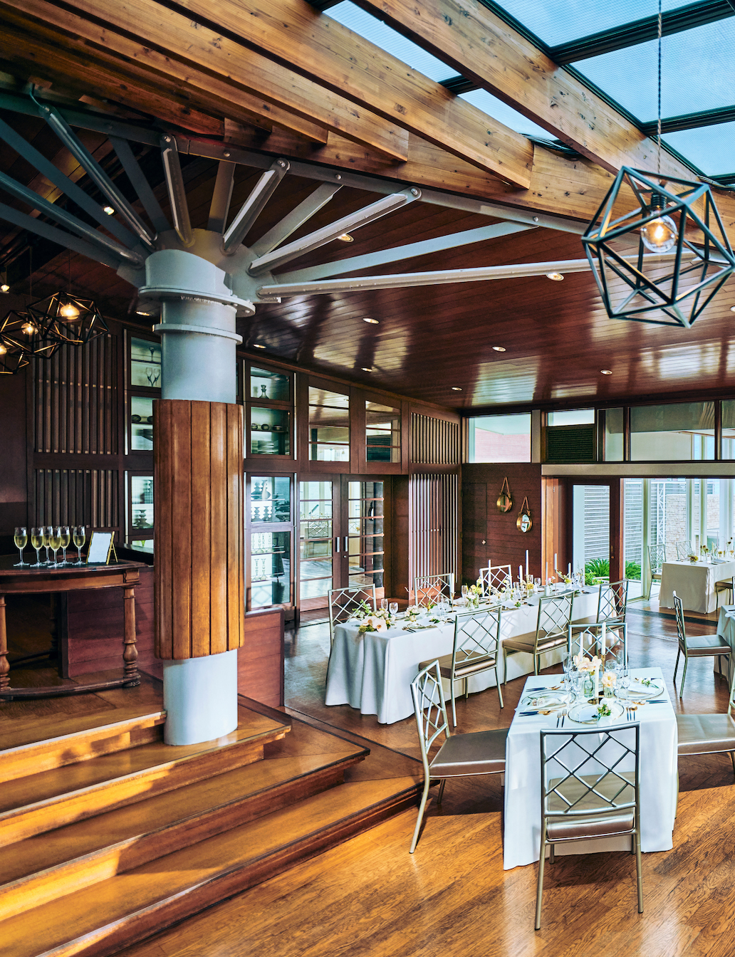 ヨットの帆をイメージして作られた温かみのある空間