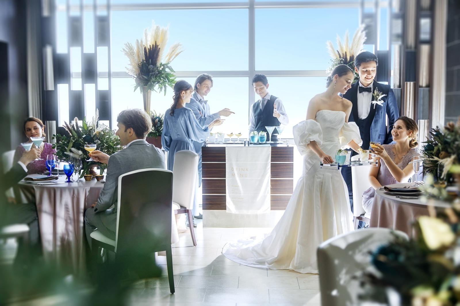 オリジナルカクテルコーナーを設けて新郎・新婦がサーブしておもてなしを