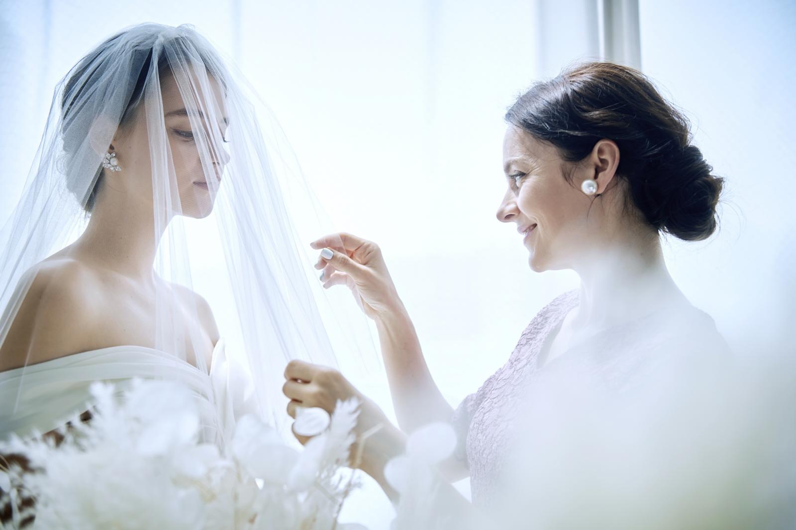 お母さまからご新婦様へのベールダウンは感動の一瞬