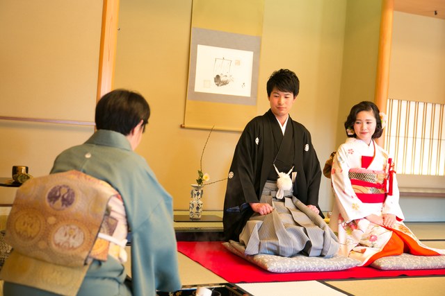 ホテル目の前にある日本庭園で執り行う「茶婚式」。新郎新婦・ご両家が一服のお茶を酌み交わすことで結婚式という良き日に心をひとつに通じあわせ、また出会いの機会を大切にする“一期一会“の精神が生かされます。