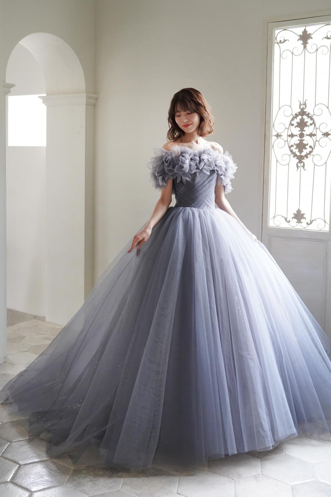 トーンの違うチュールを重ねて色出しにこだわり　すキラキラのスパンチュールを贅沢に重ねたドレス