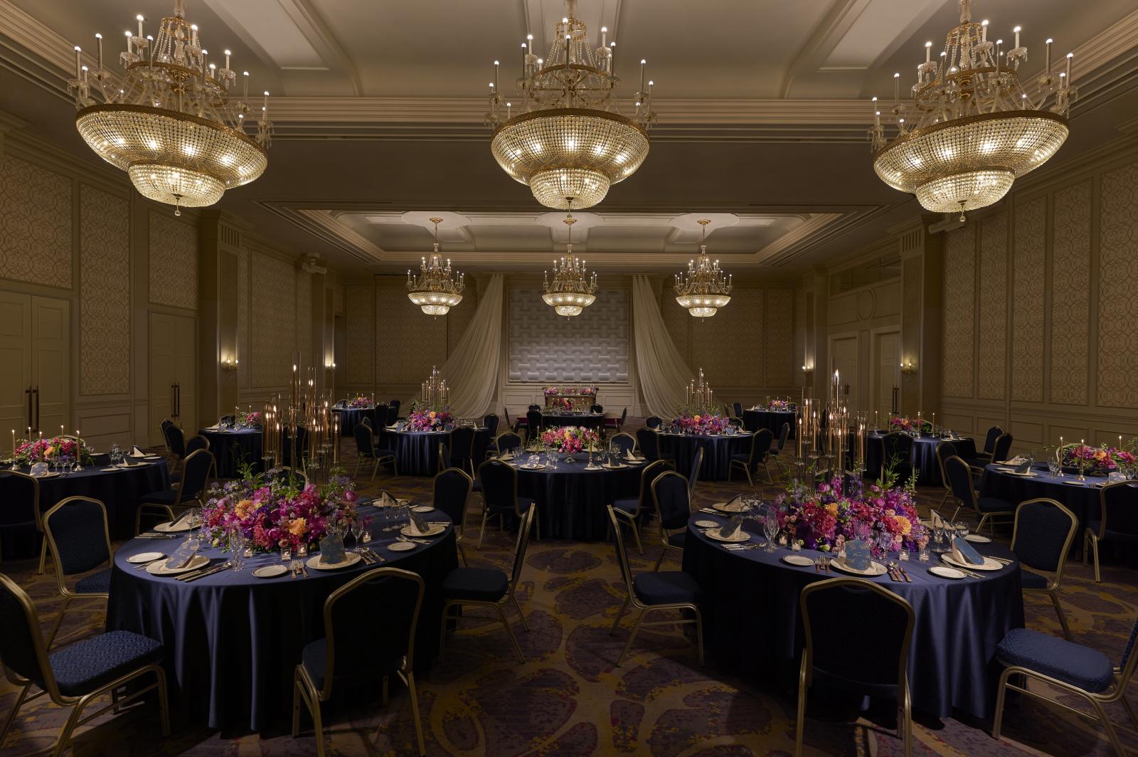 扉が開いた瞬間から、モダンで洗練された世界が始まる、宝石のような輝きに満ちたエリーゼルーム。この日は、会場前のホワイエもおふたりとゲストの方だけのもの。