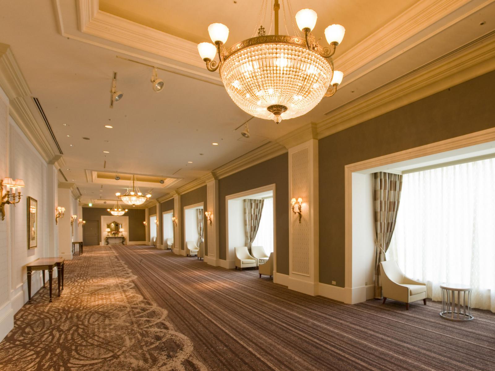 エリーゼルームの前に広がるホワイエはゲートから貸切りにすることも。おふたりとゲストの方だけの贅沢な空間を。