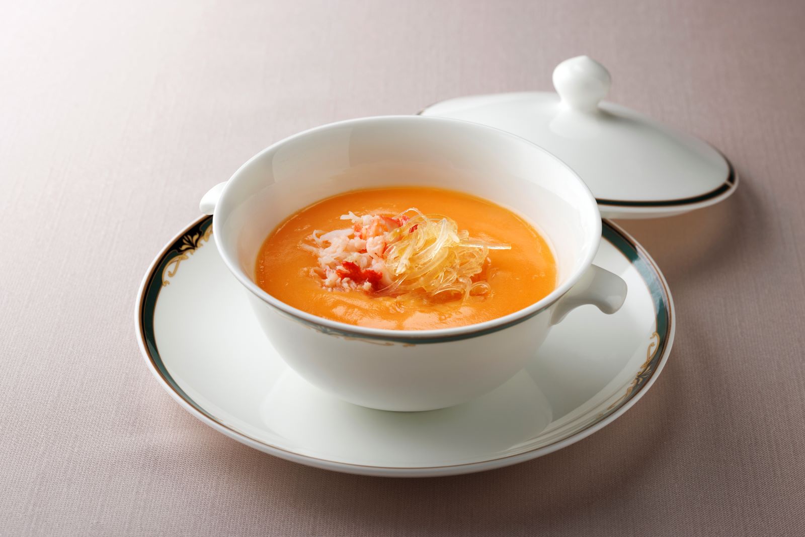 食欲をそそる色鮮やかな料理が　驚きと感動をもたらし　会話に花が咲く