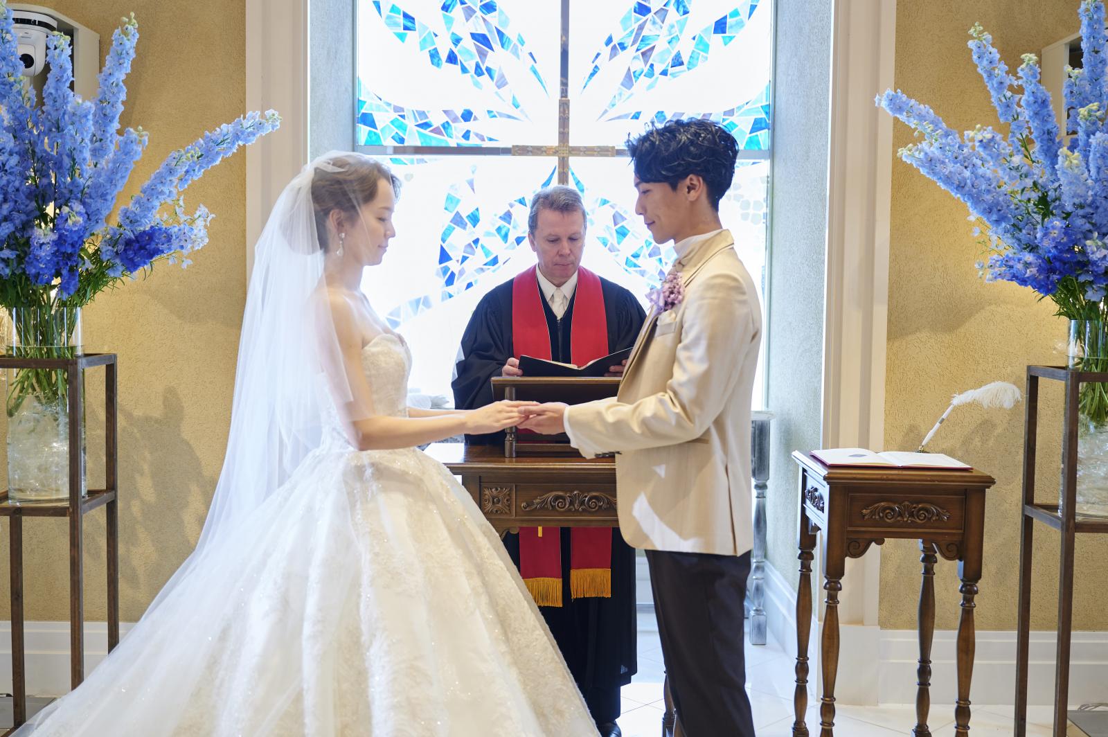 指輪の交換　永遠の愛を誓いあう