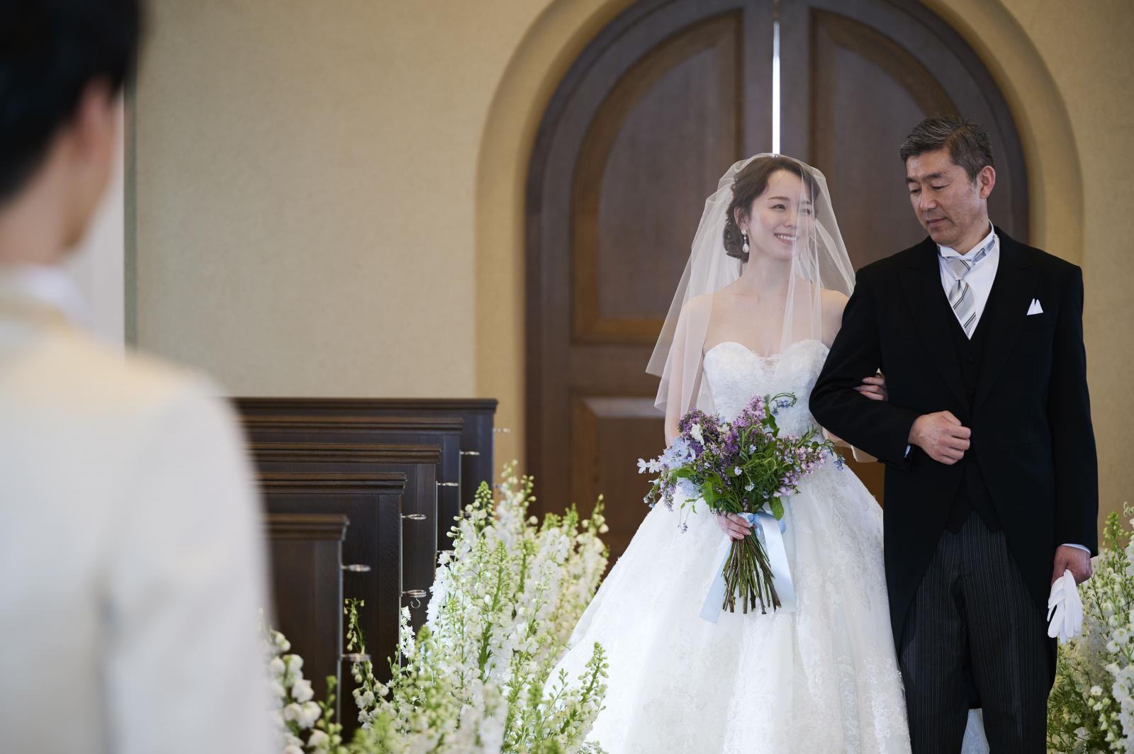 花嫁の人生をあらわすバージンロードは、ずっと見守ってくれた親御様・家族と