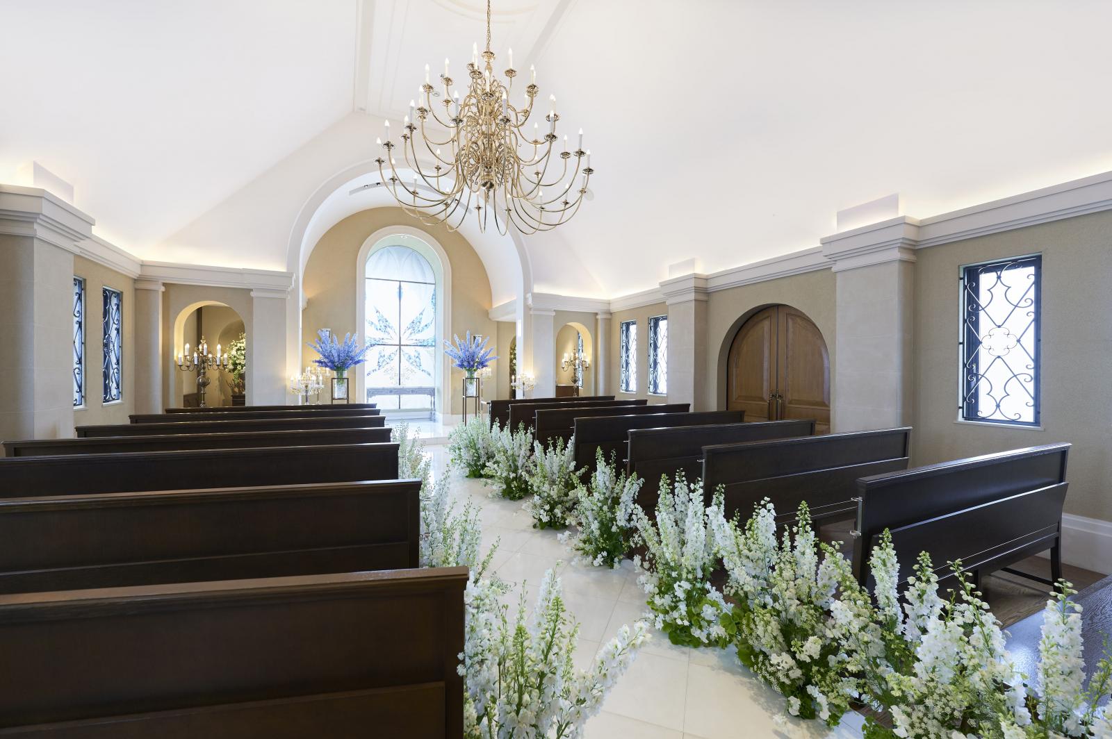 アイアンゲートの扉を開くと、高い天井にはシャンデリアが輝き、大理石の真っ白なバージンロードが広がる。ヴァイオリンやトランペットの音色、美しいハーモニーを奏でる四重唱の生演奏でのセレモニー。