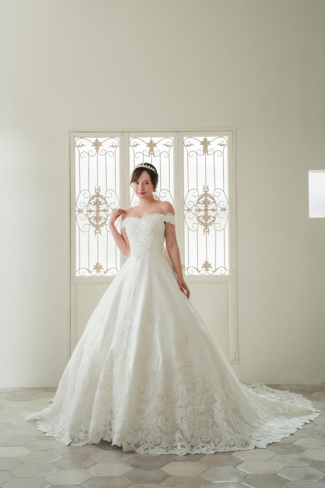 正統派のノーブルドレス　デコルテやウエストラインが美しく見えるように計算されたデザインライン