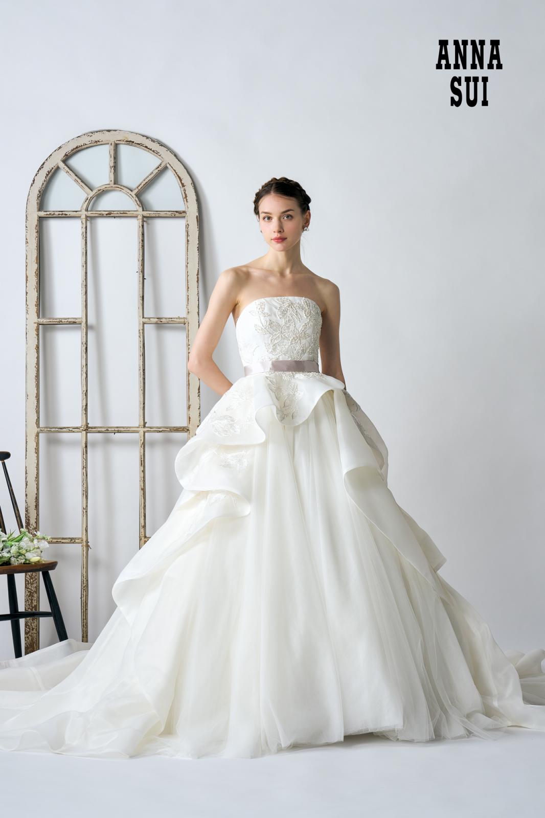 クリアな輝きを放つ繊細なビーディングが施されたリーフ柄レースのトップス