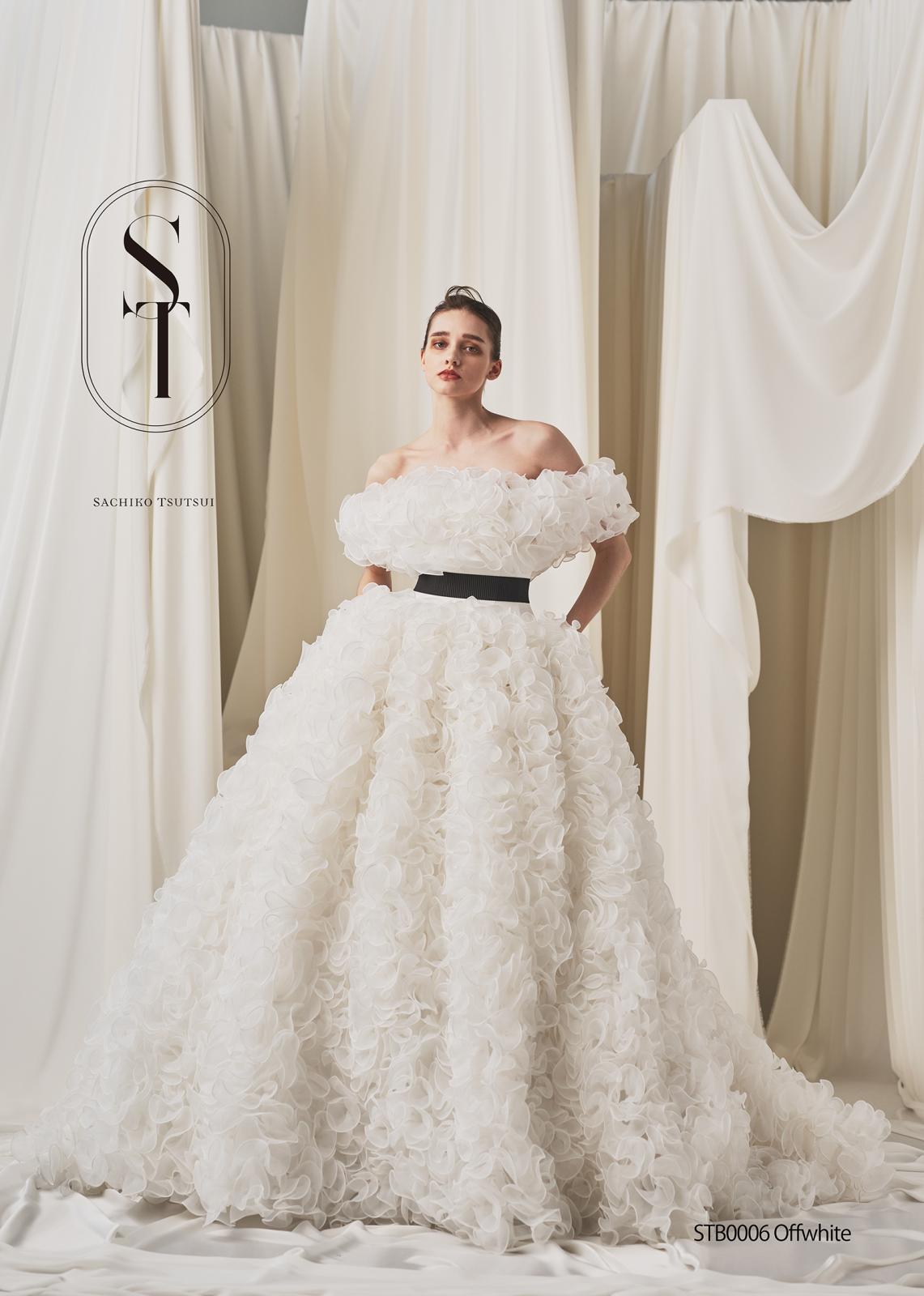 くるくると立体的な動きのあるメロー巻きフリルをふんだんに使用した　甘さとモード感を兼ね備えた1着