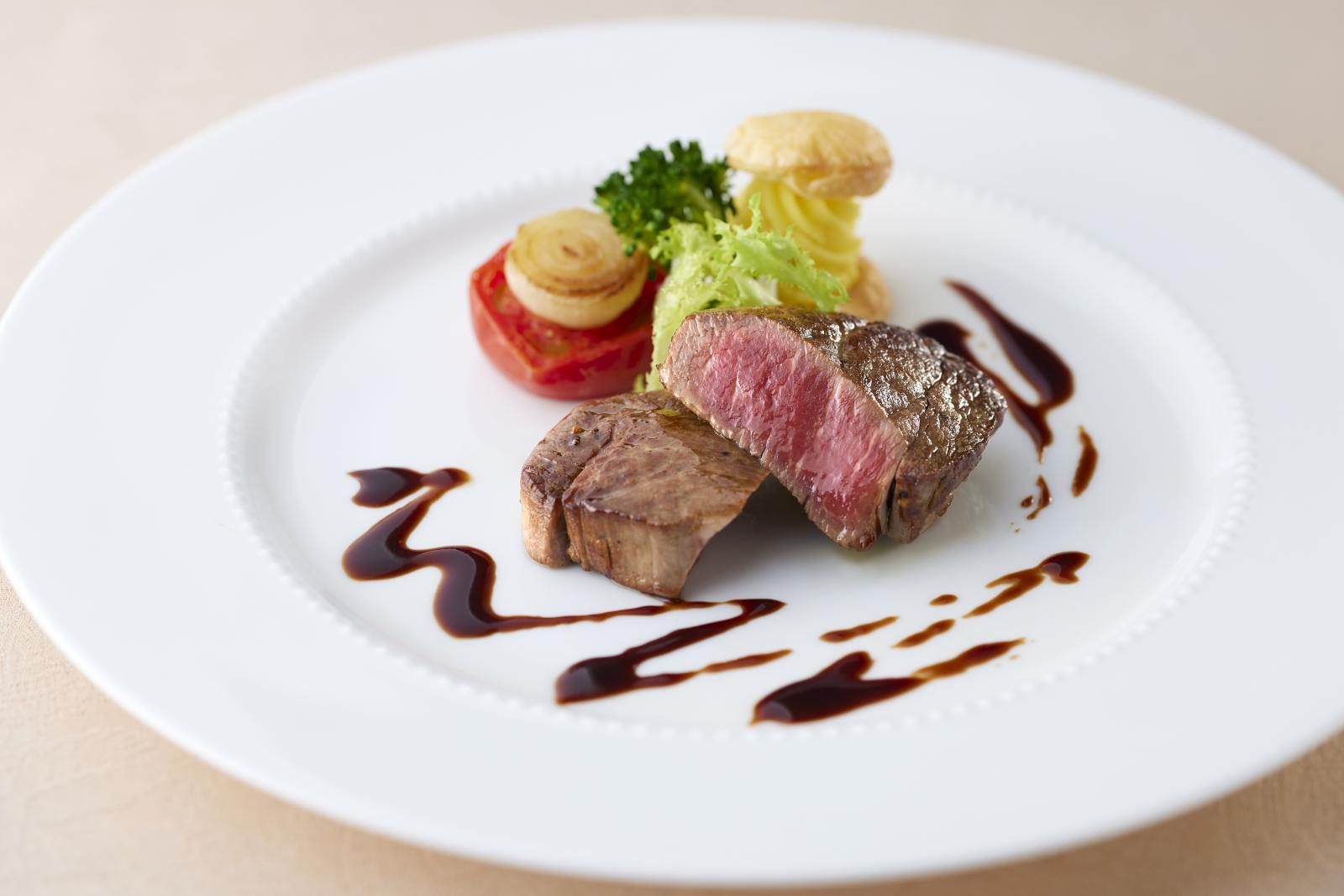 厳選した牛フィレ肉のステーキを濃厚な赤ワインソースで