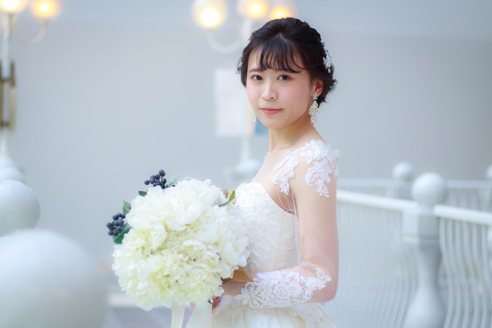 白い橋の上で。
