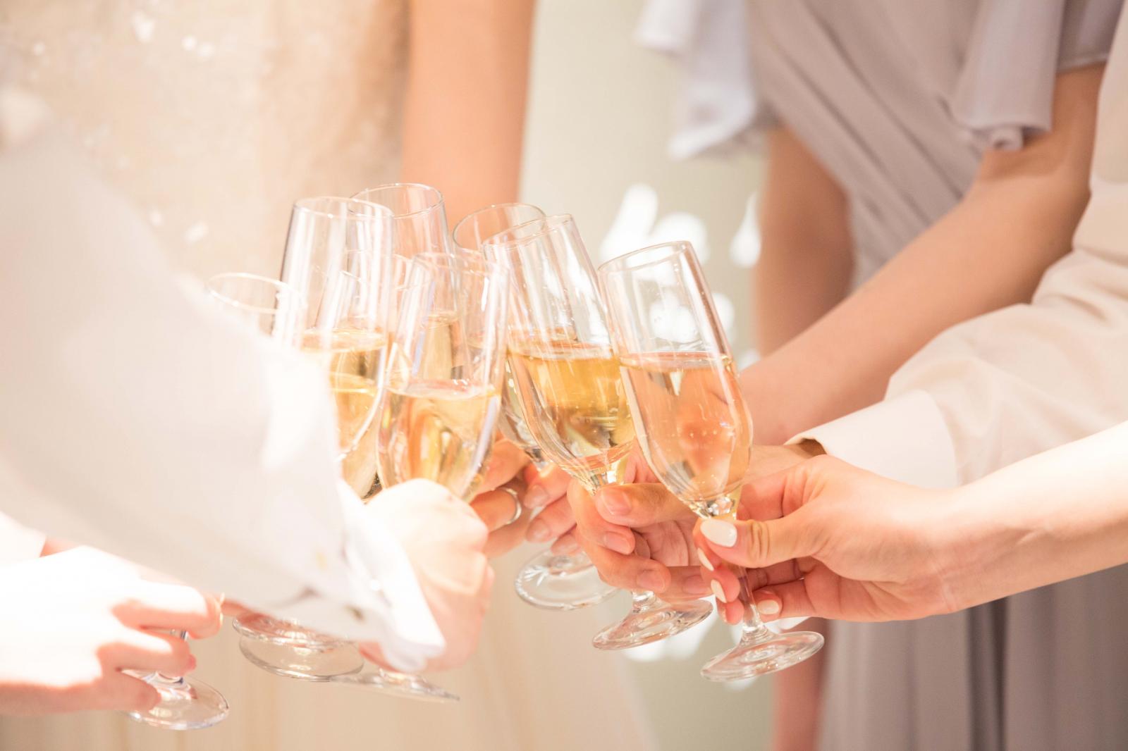 祝福につつまれた「乾杯」の瞬間。