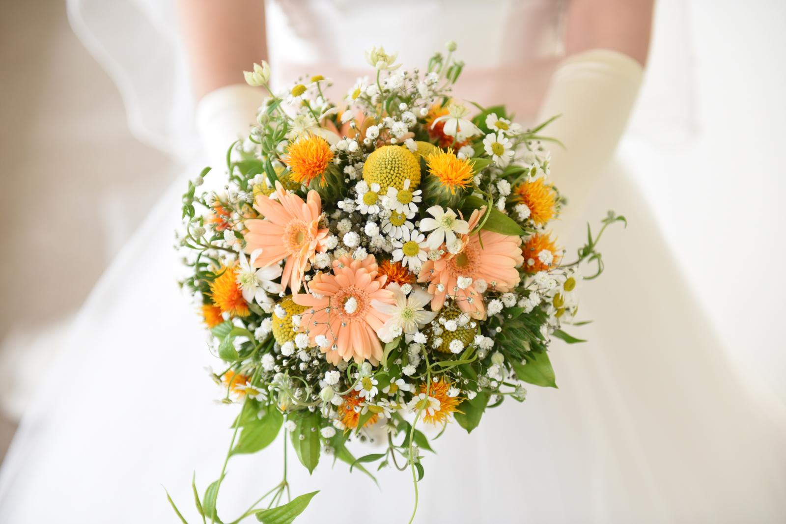 春の花で仕上げた可愛らしいブーケ。明るい色のお花が花嫁の笑顔を引き立てます。