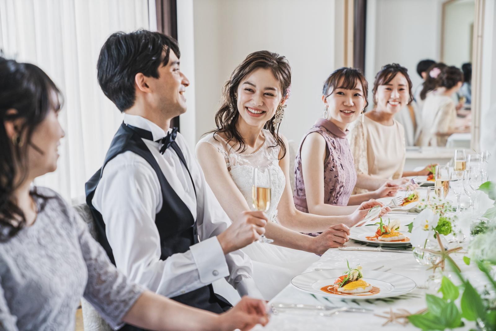 やわらかな自然光がさし込む中、あたたかなパーティーを