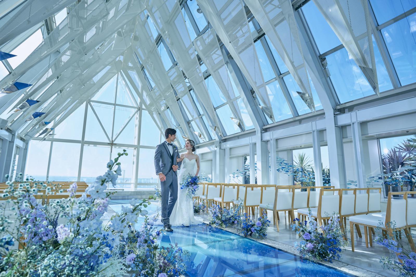 東京ベイを一望のクリスタルチャペル。まるで海外リゾートのような開放感満点の挙式をお楽しみください