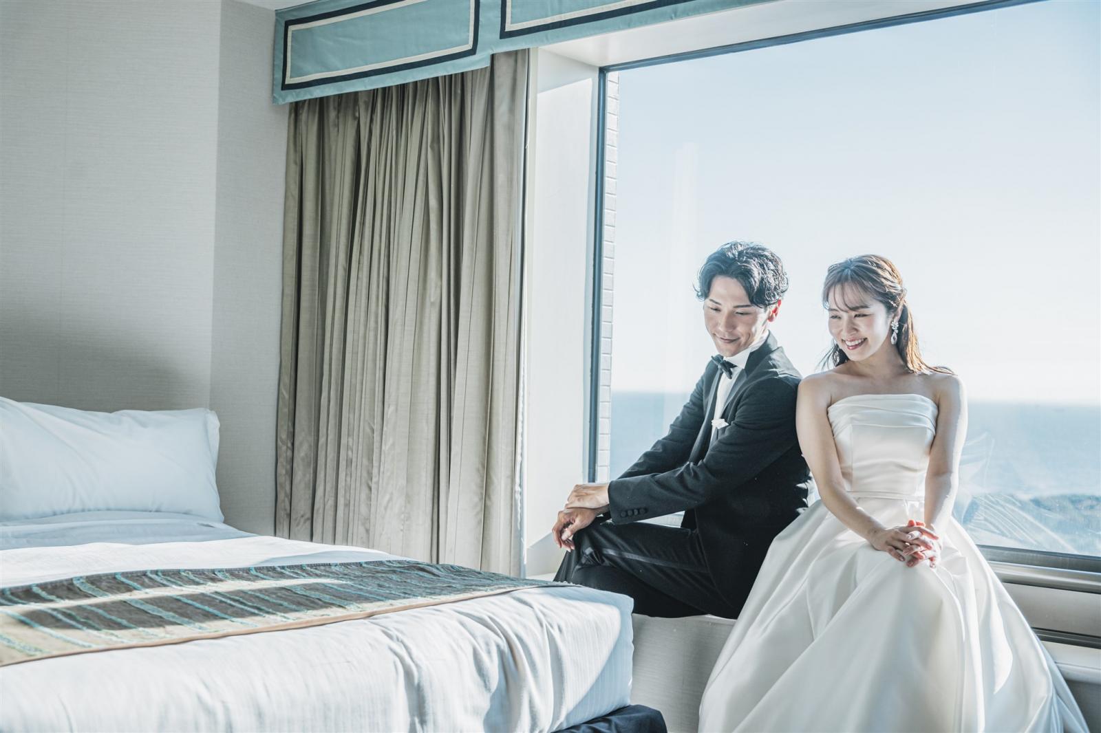 海が見えるお部屋で素敵な記念写真も。おふたりらしいホテルでの過ごし方を楽しんで。