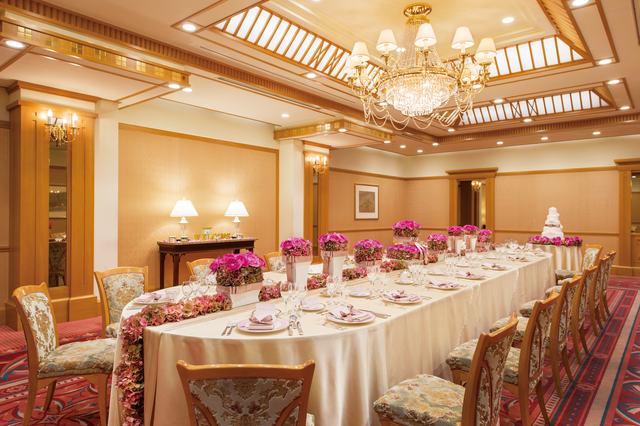 イタリア邸宅のようなクラシカルな空間。大切なゲストと心通うアットホームなパーティーに最適です。