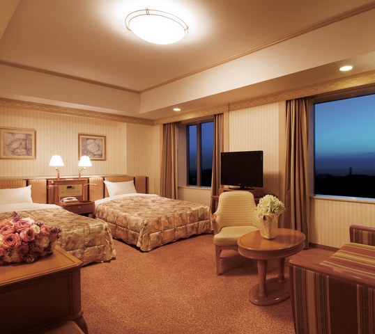 大切な寛ぎのひとときをお過しいただく客室は、<br />
全室12階以上で大きな窓から遠くまで見渡せる眺望です。