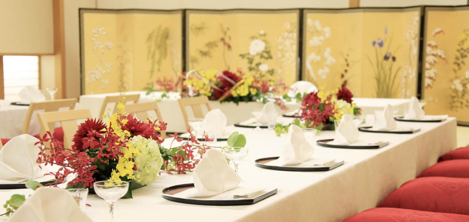 厳かで華やかな和の披露宴にふさわしい和室の会場です。<br />
四季の自然を映した金屏風を背景に会席盆の上にも四季折々の料理が彩る、日本ならではの披露宴会場です。<br />
結納、お顔合わせの会食などにも適しています。